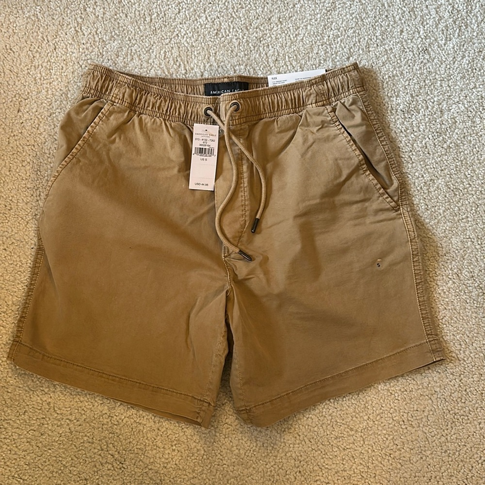 Men’s American Eagle NWT Khaki 5.5” Trekker Short - Size Small